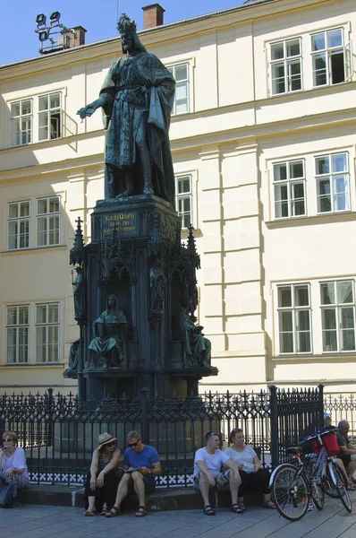 プラハ チェコ 2015 Krizovnicke 下記念碑の神聖ローマ皇帝カレル 世を座っている人 — ストック写真