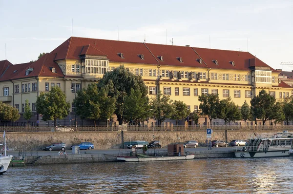 Πράγα Τσεχική Ιουλίου 2015 Κτίριο Του Νοσοκομείου Frantisku Και Ανάχωμα — Φωτογραφία Αρχείου