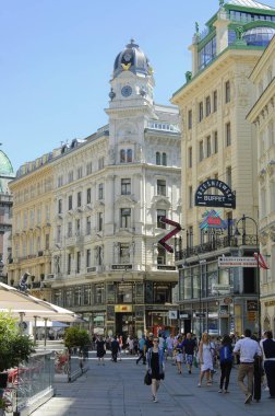 Vienna, Avusturya - 04 Temmuz 2015: Graben - Viyana'nın en ünlü caddelerinden biri üzerinde yürüyen Touirists