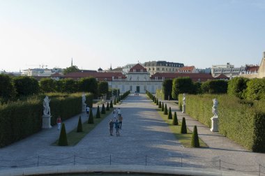 Vienna, Avusturya - 04 Temmuz 2015: Belvedere park Müzesi - Eski Prince Eugene Savoy Köşkü yürüyüş nadir ziyaret edenler