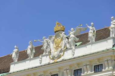 Mavi gökyüzü güneşli öğlen Hofburg Sarayı çatısında heykeller
