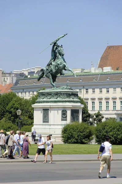 Viena Áustria Julho 2015 Turistas Caminham Hofburg Sob Monumento Arquiduque — Fotografia de Stock