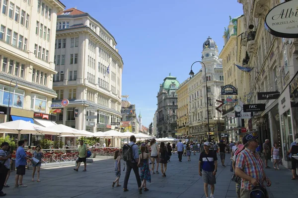 Vienna, Avusturya - 04 Temmuz 2015: Graben - Viyana'nın en ünlü caddelerinden biri üzerinde yürüyen Touirists