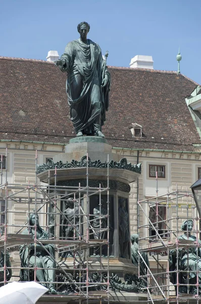 記念碑のオーストリア ハンガリー皇帝フランツ ブルクでウィーンの Hoffburg の広場で — ストック写真