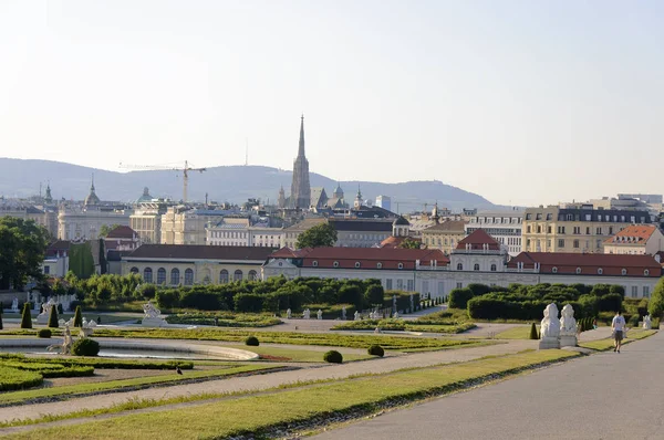 从美景露台上眺望维也纳和下观景宫 — 图库照片