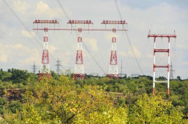 Enerji nakil hattı mavi gökyüzüne karşı; Enerji nakil hattı mavi gökyüzü