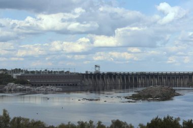 Dniepe hidroelektrik santral genel görünümünü, güneşli bir gün aganst bulutlu gökyüzü; Dniepe hidroelektrik santral genel görünümünü güneşli gün aganst bulutlu gökyüzü