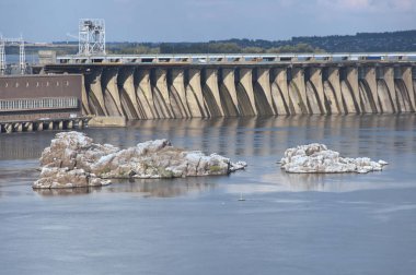 Dniepe hidroelektrik santral Barajı güneşli gün; Dniepe hidroelektrik santral barajda güneşli bir gün