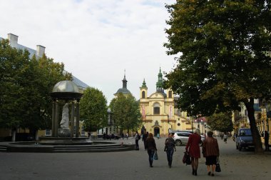 Ivano-Frankivsk, Ukrayna-06 Ekim 2015: Sheptickiy meydanında yürürken insanlar. Kare Büyükşehir, Ukrayna Yunan Katolik Kilisesi Andriy Sheptickiy onuruna adlandırılmıştır. Devre kartı - bina Ivano-Frankivsk bölgesel sanat 