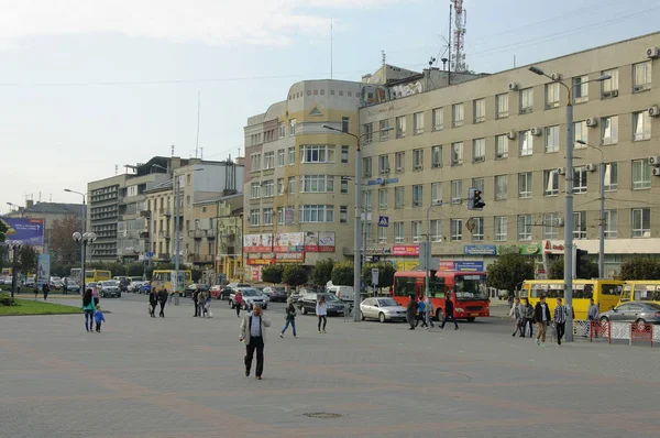 Ivano Frankivsk Oekraïne Oktober 2015 Mensen Lopen Langs Onafhankelijkheid Straat — Stockfoto