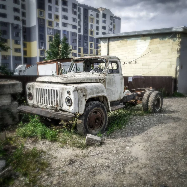 Das Verlassene Sowjetische Oldtimer Fahrzeug Gaz — Stockfoto