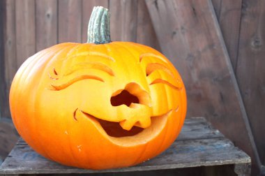 grinsender Cadılar Bayramı Krbis / Cadılar Bayramı Balkabağı gülümseyen