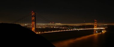 Geceleri Golden Gate Köprüsü