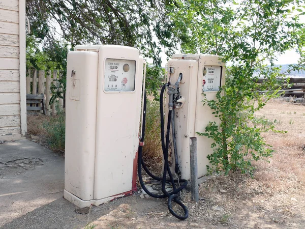 Everybody Drives Electric Cars You Don Need Fuel Pump Anymore — Stock Photo, Image