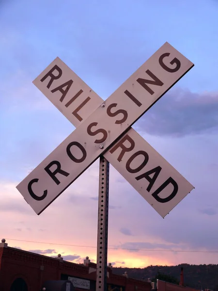 Spoorweg Kruising Teken Bij Zonsondergang — Stockfoto