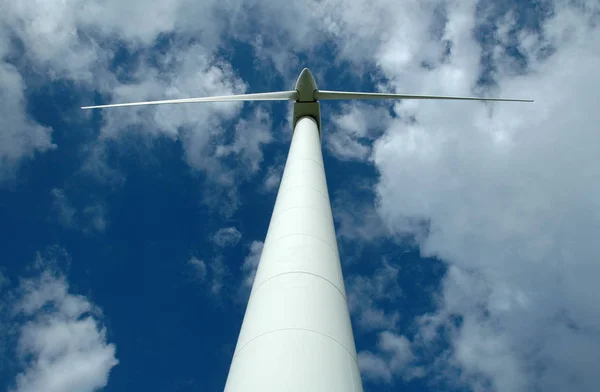 Een Weergave Van Een Witte Windgenerator Vanaf Grond — Stockfoto