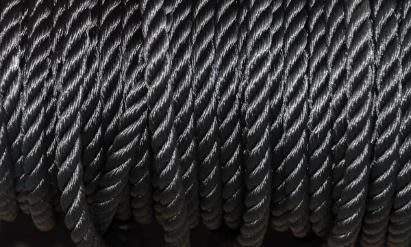 Siyah bir makara ipi