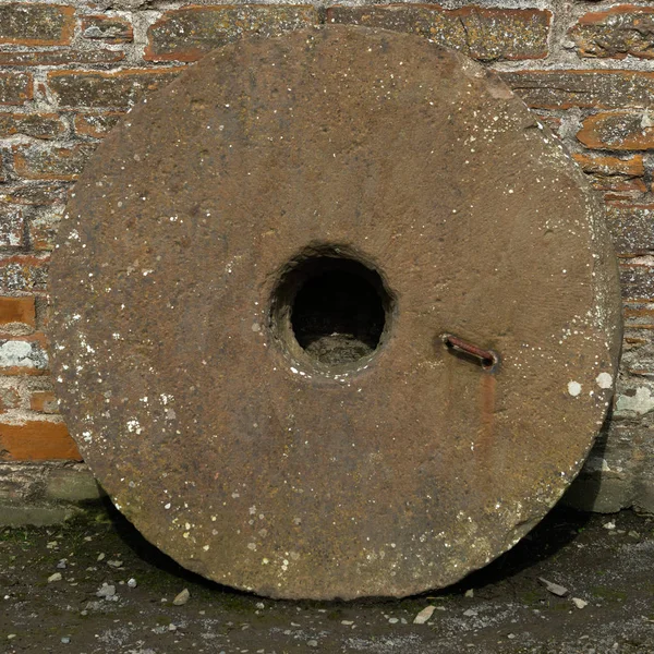 Mühlenstein Aus Einer Alten Wassermühle — Stockfoto