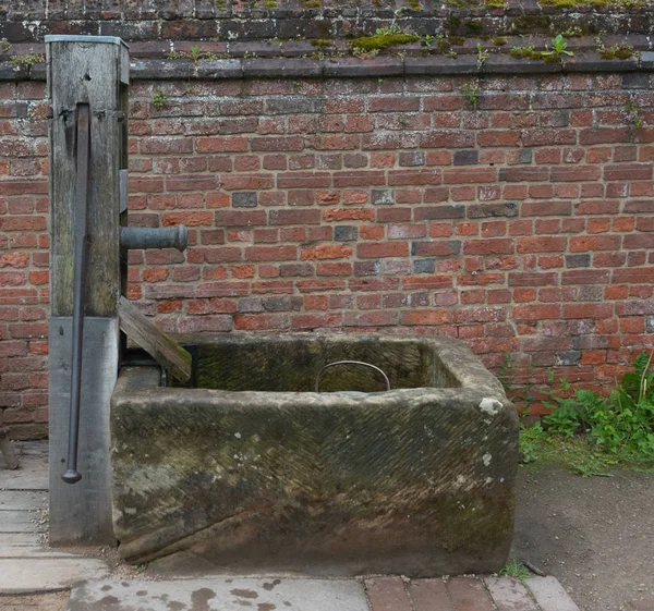 An Old Garden Pump — Stock Photo, Image