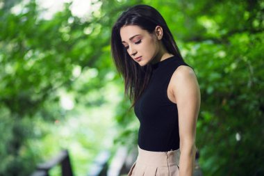 Genç güzellik kız güzel Küpeşte Şehir Parkı poz