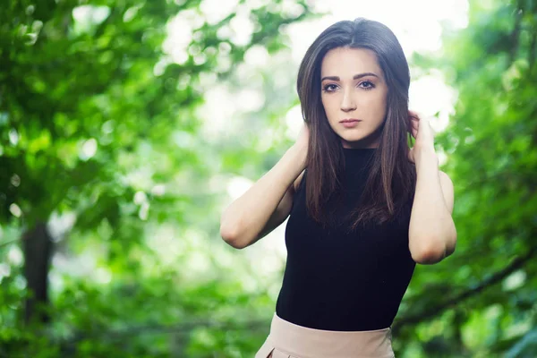 Giovane Ragazza Bellezza Posa Nel Parco Cittadino Vicino Bellissimi Corrimano — Foto Stock