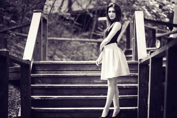 Fiatal Szépség Lány Pózol Közel Gyönyörű Fából Készült Lépcső Korlátok — Stock Fotó