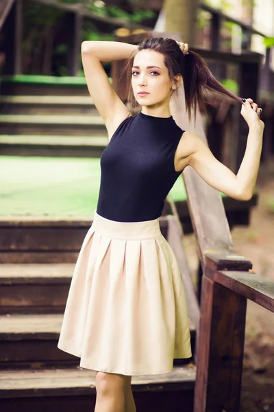 Fiatal Szépség Lány Pózol Közel Gyönyörű Fából Készült Lépcső Korlátok — Stock Fotó