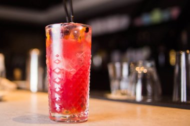 renkli soyut yuvarlak eğrileri ve çizgileri siyah arka plan üzerine