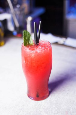 renkli soyut yuvarlak eğrileri ve çizgileri siyah arka plan üzerine