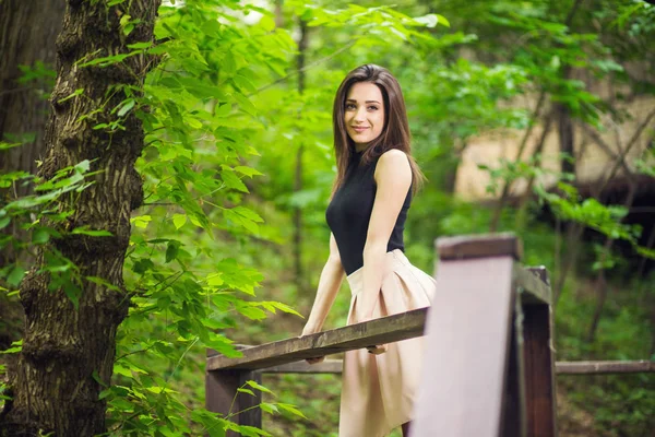 Joven Chica Belleza Posando Parque Ciudad Cerca Los Pasamanos Madera — Foto de Stock