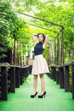 Güzel Ahşap korkuluk Şehir Parkı poz genç güzellik kız