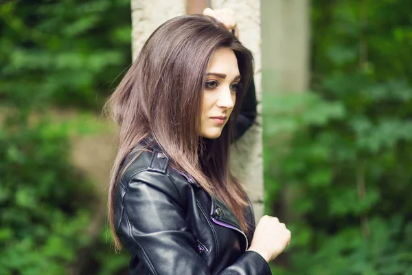 Joven Chica Belleza Posando Parque Ciudad Cerca Los Pasamanos Madera — Foto de Stock