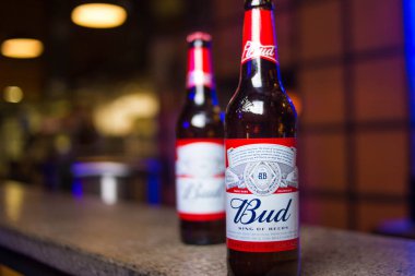 Kiev.Ukraine-26 Mayıs, 2018: Ürün atış Budweiser bira şişeleri üzerinde bar
