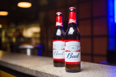 Kiev.Ukraine-26 Mayıs, 2018: Ürün atış Budweiser bira şişeleri üzerinde bar
