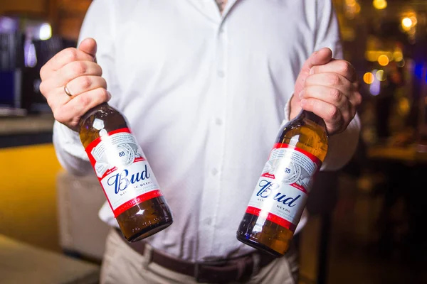 Kiev.Ukraine-26 Mayıs, 2018: Ürün Budweiser bira şişeleri elinde kadeh