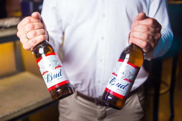Kiev.Ukraine-26 Mayıs, 2018: Ürün Budweiser bira şişeleri elinde kadeh