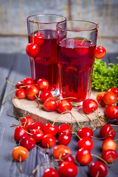 Frischer Kirschsaft Und Viele Reife Kirschen Auf Hölzernem Hintergrund — Stockfoto