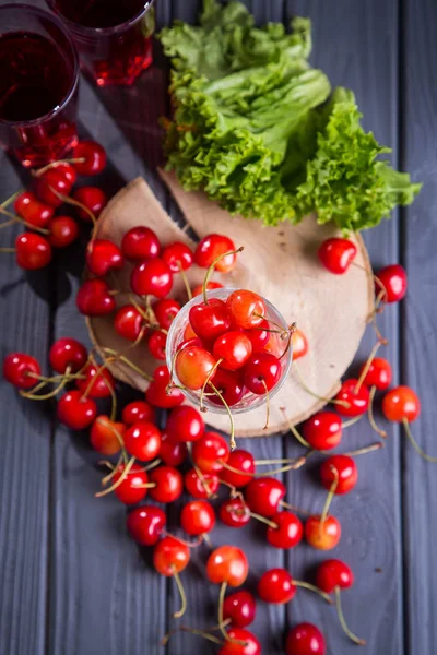 Fresh Cherries Juice Many Ripe Cherrie Wooden Background — Stock Photo, Image