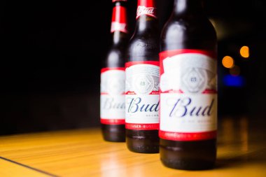 Kiev.Ukraine-16 Haziran, 2018: Ürün atış Budweiser bira şişeleri üzerinde bar