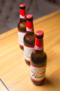 Kiev.Ukraine-16 Haziran, 2018: Ürün atış Budweiser bira şişeleri üzerinde bar