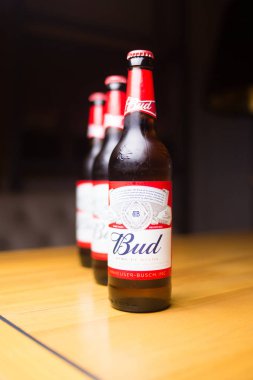 Kiev.Ukraine-16 Haziran, 2018: Ürün atış Budweiser bira şişeleri üzerinde bar
