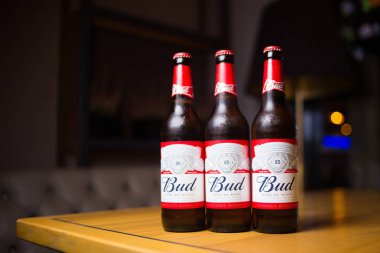 Kiev.Ukraine-16 Haziran, 2018: Ürün atış Budweiser bira şişeleri üzerinde bar