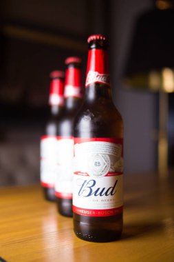 Kiev.Ukraine-16 Haziran, 2018: Ürün atış Budweiser bira şişeleri üzerinde bar