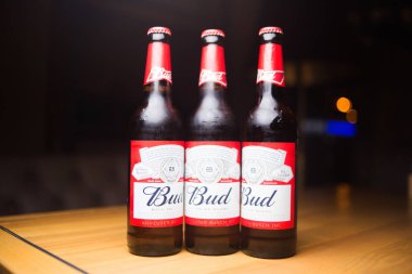 Kiev.Ukraine-16 Haziran, 2018: Ürün atış Budweiser bira şişeleri üzerinde bar