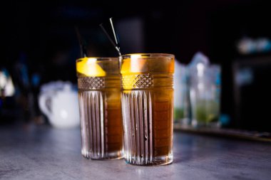 Alkollü kahverengi buzla kokteyl ve narenciye Restoran