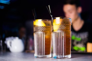 Alkollü kahverengi buzla kokteyl ve narenciye Restoran