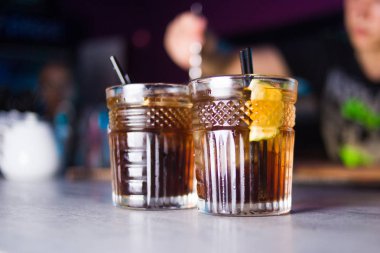 Alkollü kahverengi buzla kokteyl ve narenciye Restoran