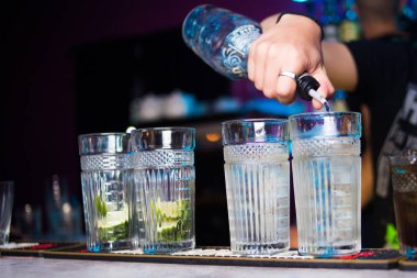 Alkollü buz ile kokteyl ve narenciye restoranda dökülen kahverengidir