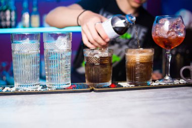 Alkollü buz ile kokteyl ve narenciye restoranda dökülen kırmızıdır