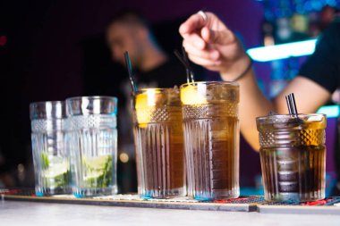 Alkollü kahverengi buzla kokteyl ve narenciye Restoran